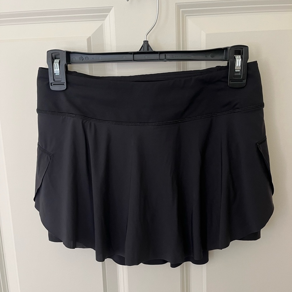 Lululemon size 4 skort/tennis skirt in EUC.  Handy mini back pocket.  Like new.